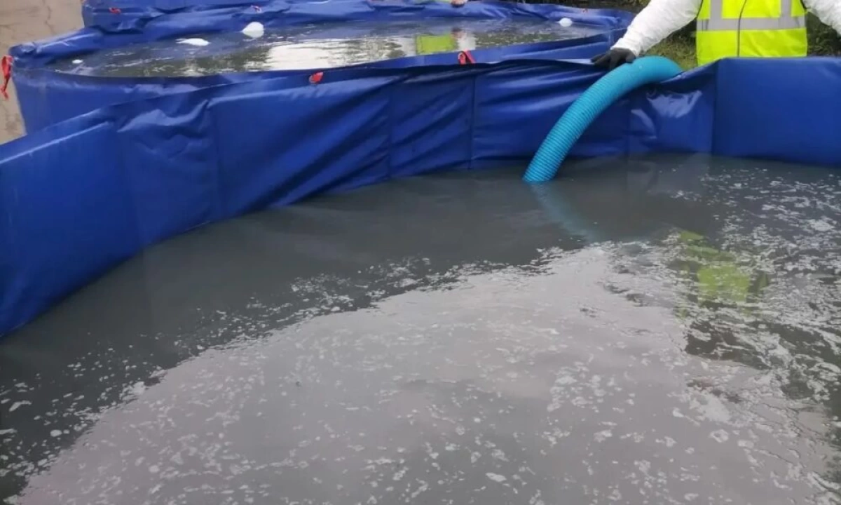 В рыбинском Копаево из канавы в резервуары откачивают загрязненную воду В рыбинском Копаево из канавы в резервуары откачивают загрязненную воду
