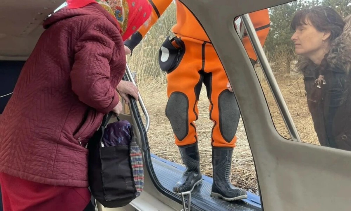 В Ярославской области с острова эвакуировали пожилую женщину В Ярославской области с острова эвакуировали пожилую женщину