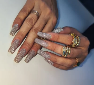 Мастер маникюра из Ярославля сделал «умные ногти» своей супруге