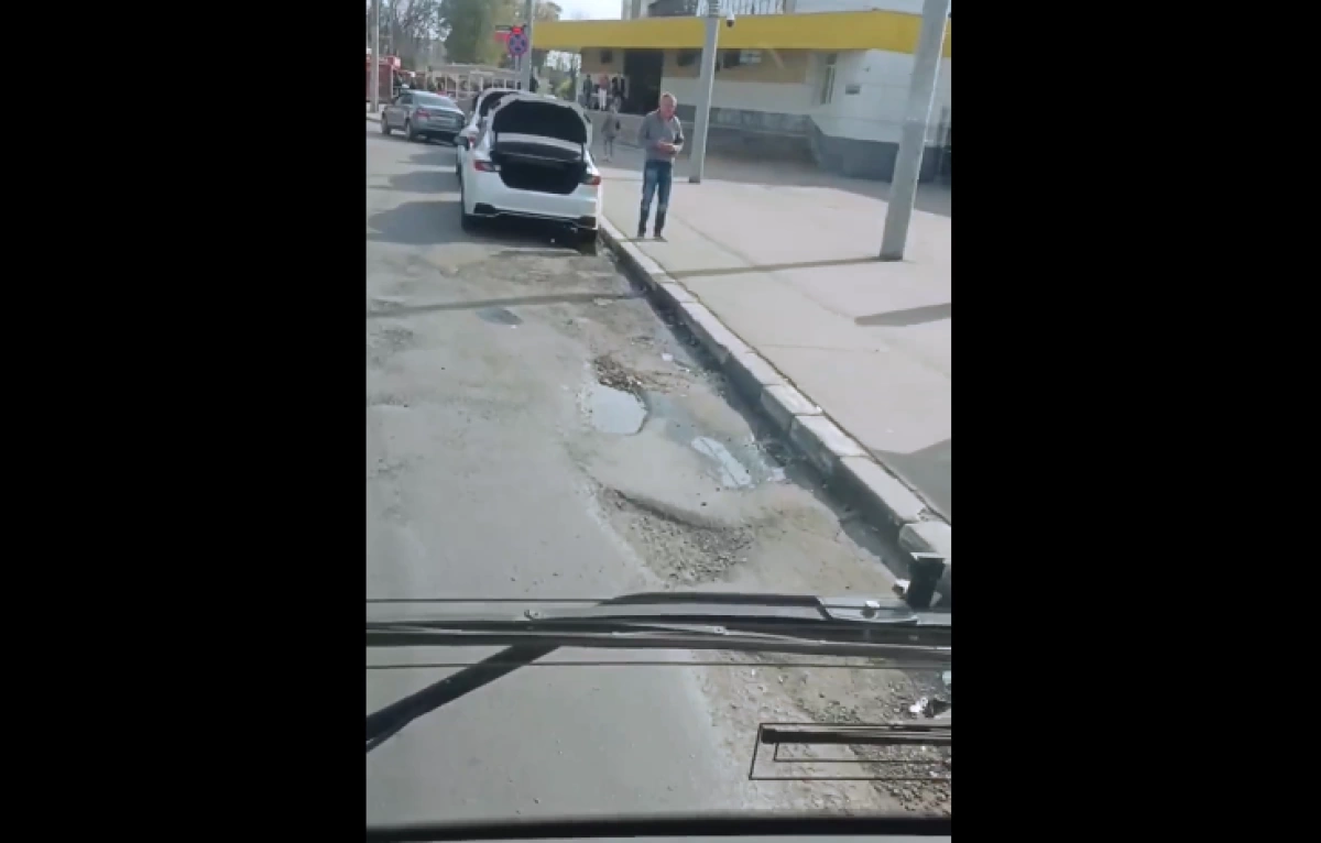 Водитель «Яавтобуса» показал огромные ямы у остановки