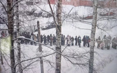 В Ярославле сообщили об очереди в школу из-за металлоискателей