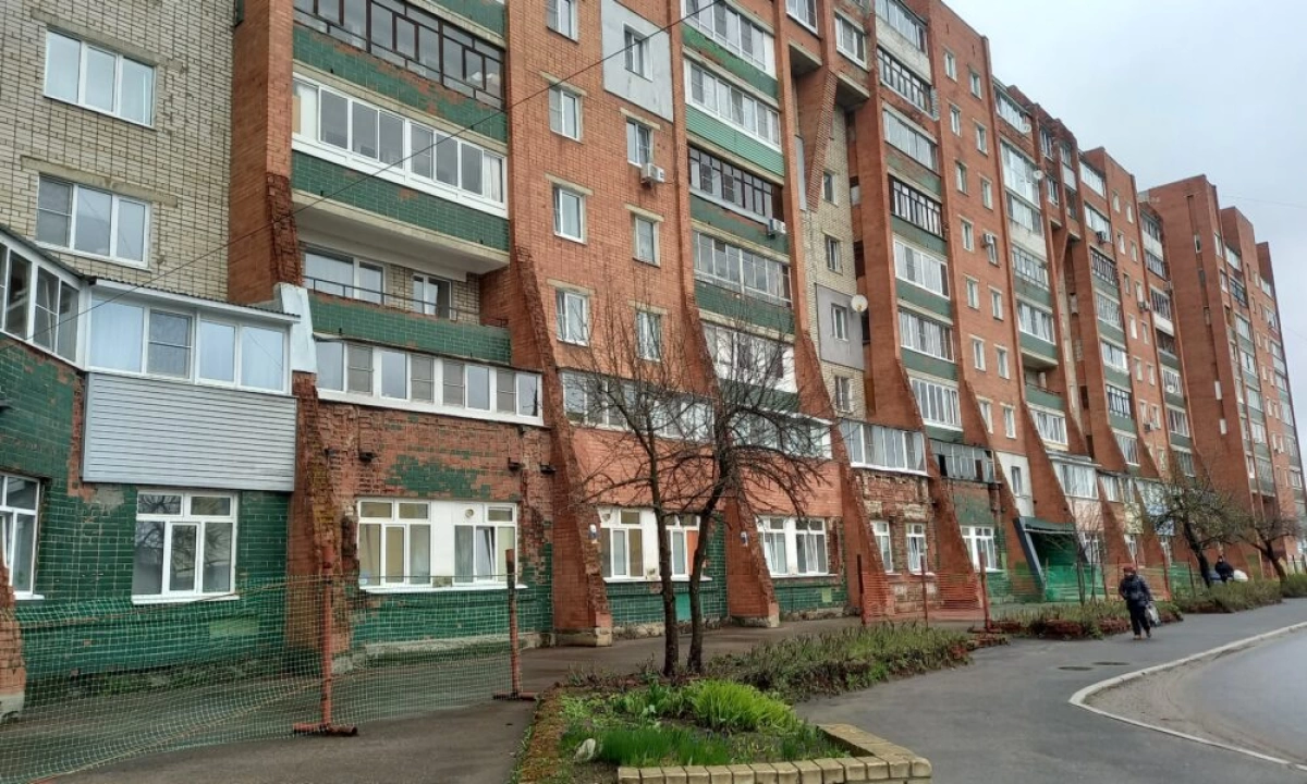 В Ярославле стартует ремонт рушащихся фасадов брагинского кирпичного дома-&laquo;стены&raquo;