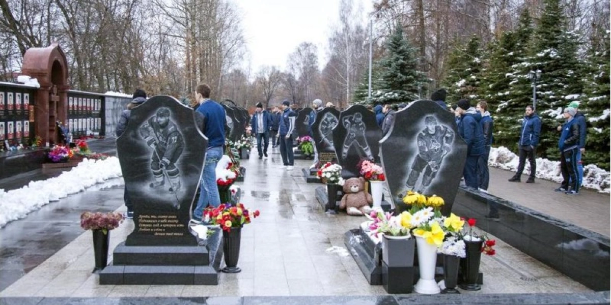 В Ярославле хоккеисты «Шанхайских Драконов» почтили память погибших хоккеистов «Локомотива»