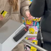 В одиннадцати школах Ярославля учеников будут пускать по банковским картам