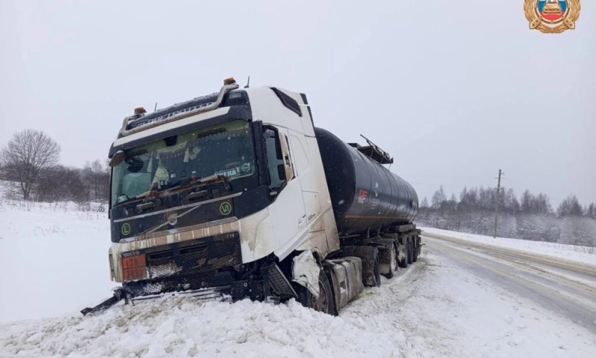 Под Переславлем тягач раздавил легковушку, погибла женщина&ndash;водитель