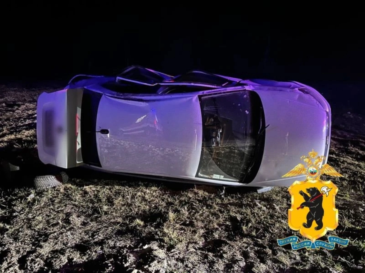 В Ярославской области в ДТП с опрокинувшейся иномаркой пострадали три человека