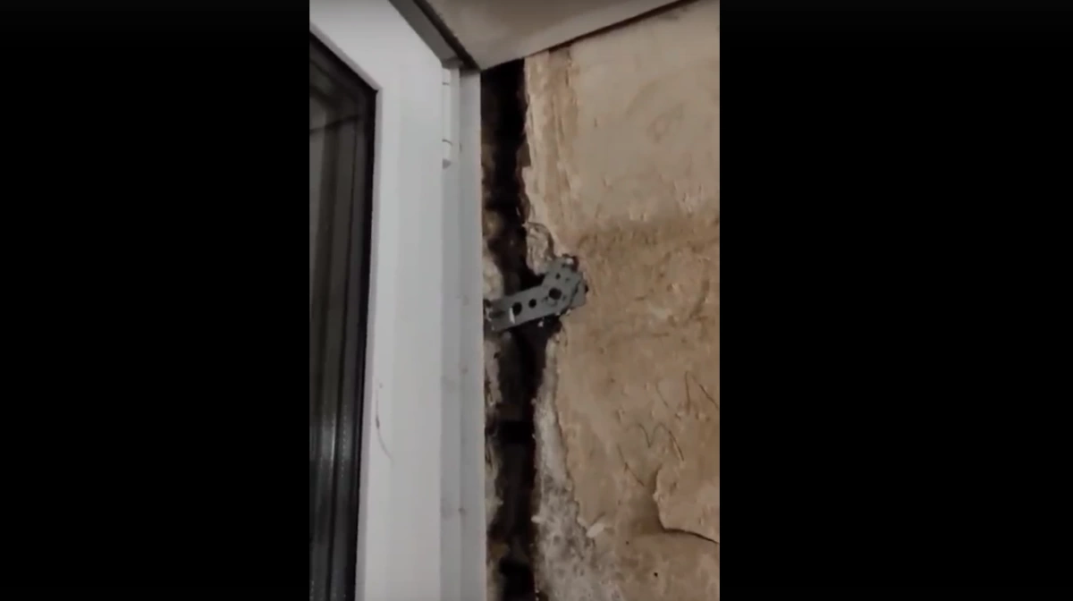 В Ярославле жители пятиэтажки боятся обрушения стены вместе с окном В Ярославле жители пятиэтажки боятся обрушения стены вместе с окном