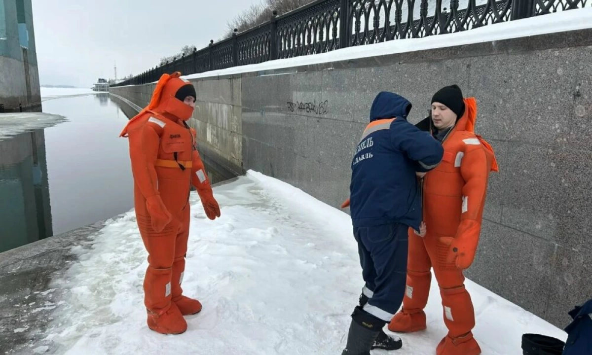 Видимость под водой не более полуметра: в Ярославле искали условного крещенского купальщика