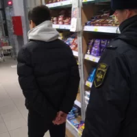 Ярославский подросток вынес из магазинов шоколад на 26 тысяч рублей