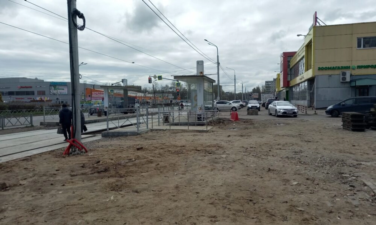 Территорию вдоль новых трамвайных путей обещают привести в порядок до конца мая