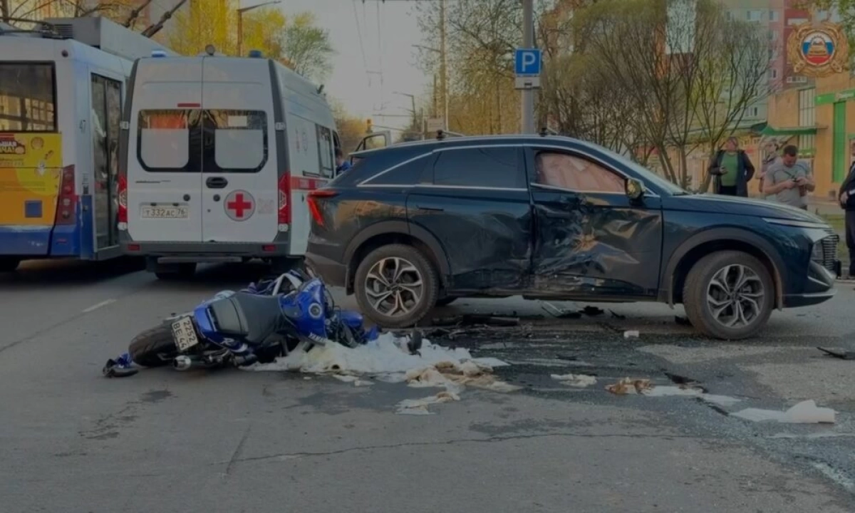 В Ярославле в столкновении с легковушкой погиб мотоциклист