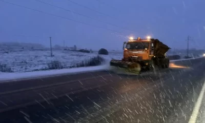 В Ярославской области дороги убирают от апрельского снега