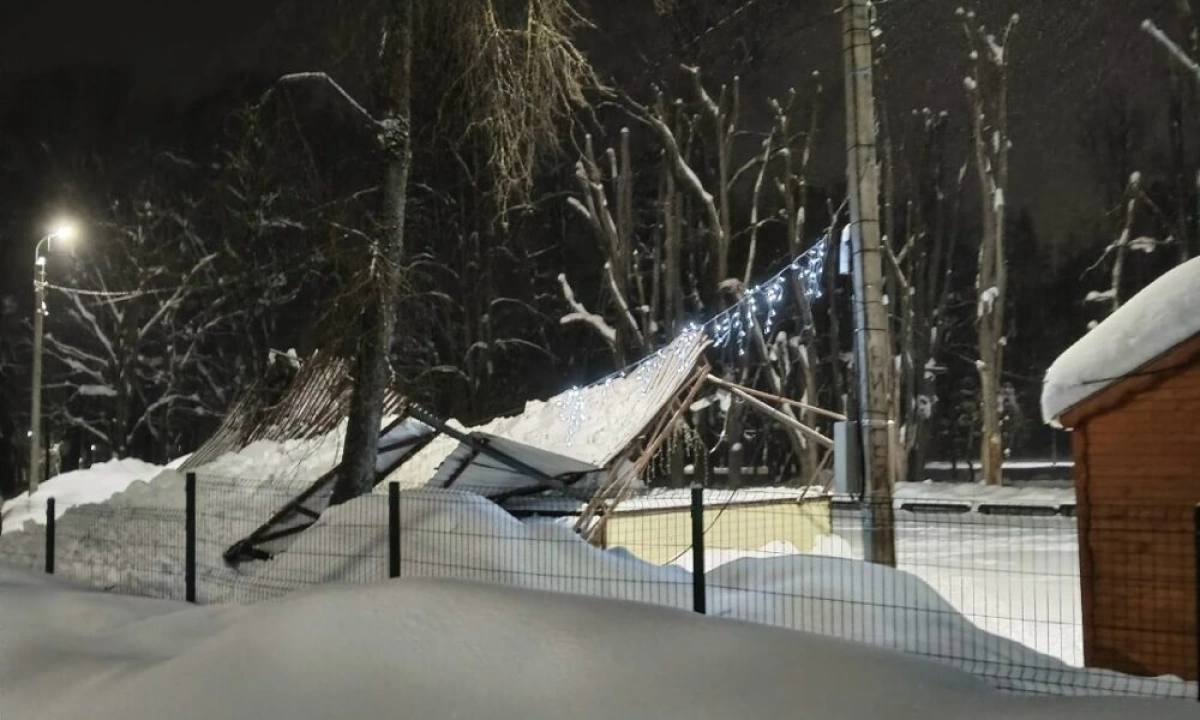 В ярославском райцентре под тяжестью снега обрушилась сцена в парке