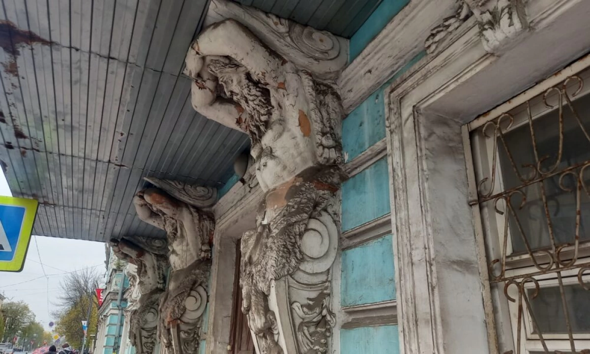 Ярославцы сообщают о свободном доступе в дом с атлантами Ярославцы сообщают о свободном доступе в дом с атлантами