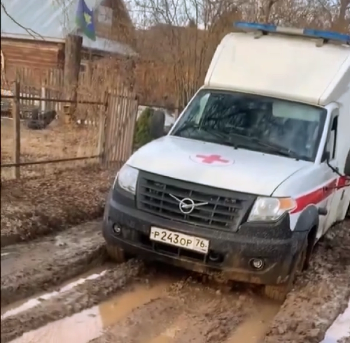 В Ярославской области пожарные вытаскивали застрявшую в грязи «Скорую» В Ярославской области пожарные вытаскивали застрявшую в грязи «Скорую»