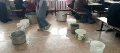 В Ярославской области школьники питаются под перестук капели в тазиках &nbsp;