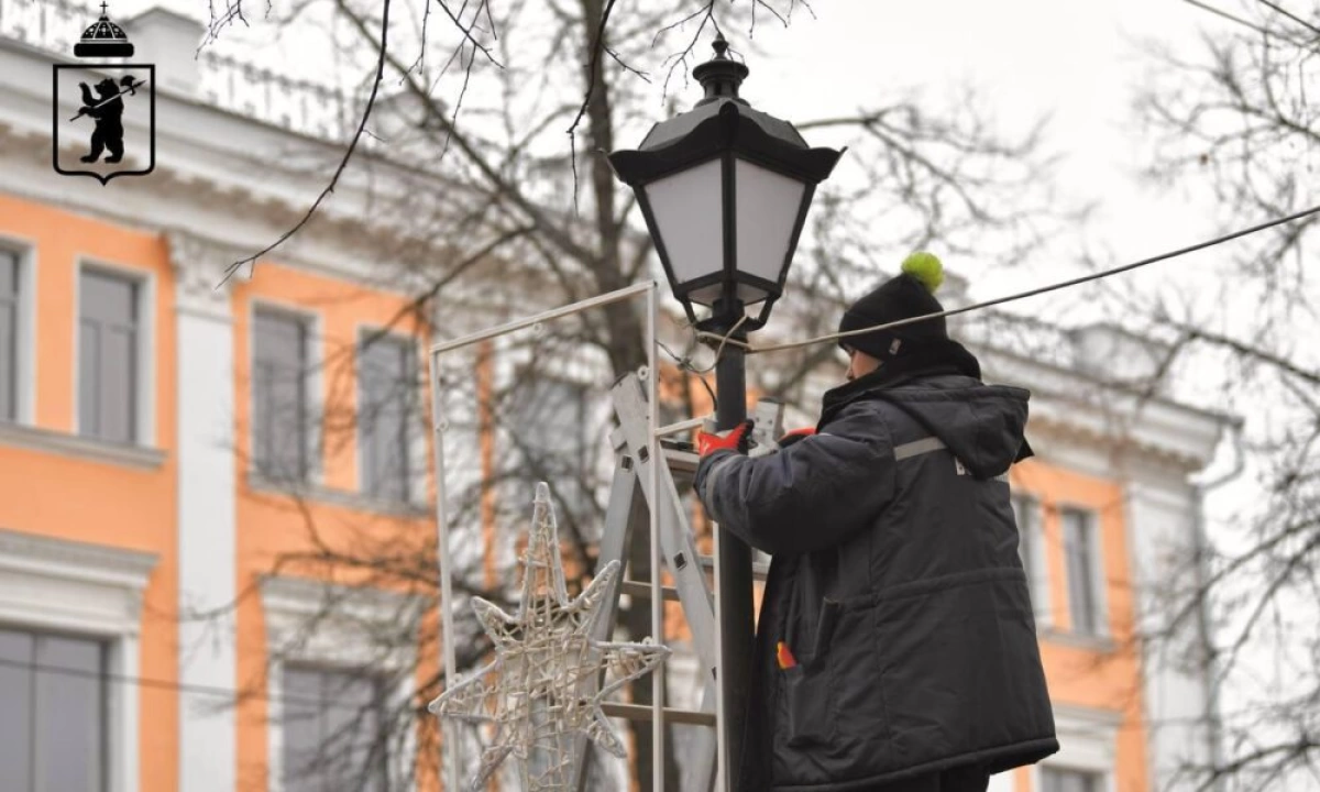 В Ярославле начался монтаж новогодних украшений