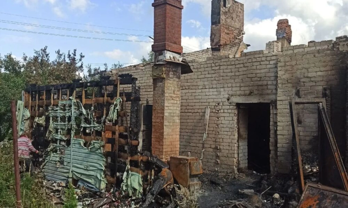 Крупный пожар уничтожил дом в Ярославской области Крупный пожар уничтожил дом в Ярославской области