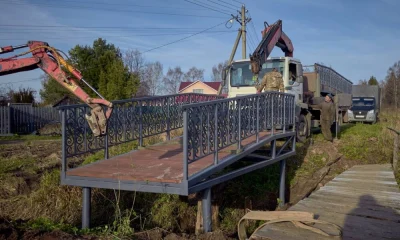 В Ярославском округе устанавливают новый пешеходный мост