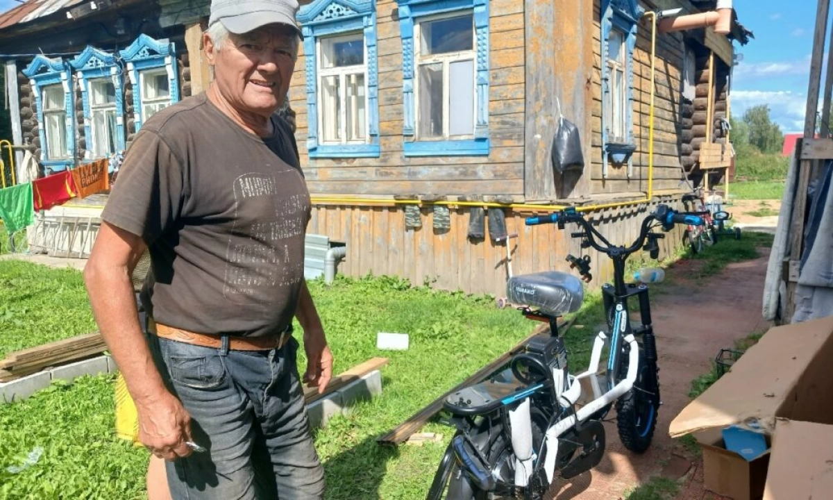 В Ярославской области дворнику вручили электровелосипед В Ярославской области дворнику вручили электровелосипед