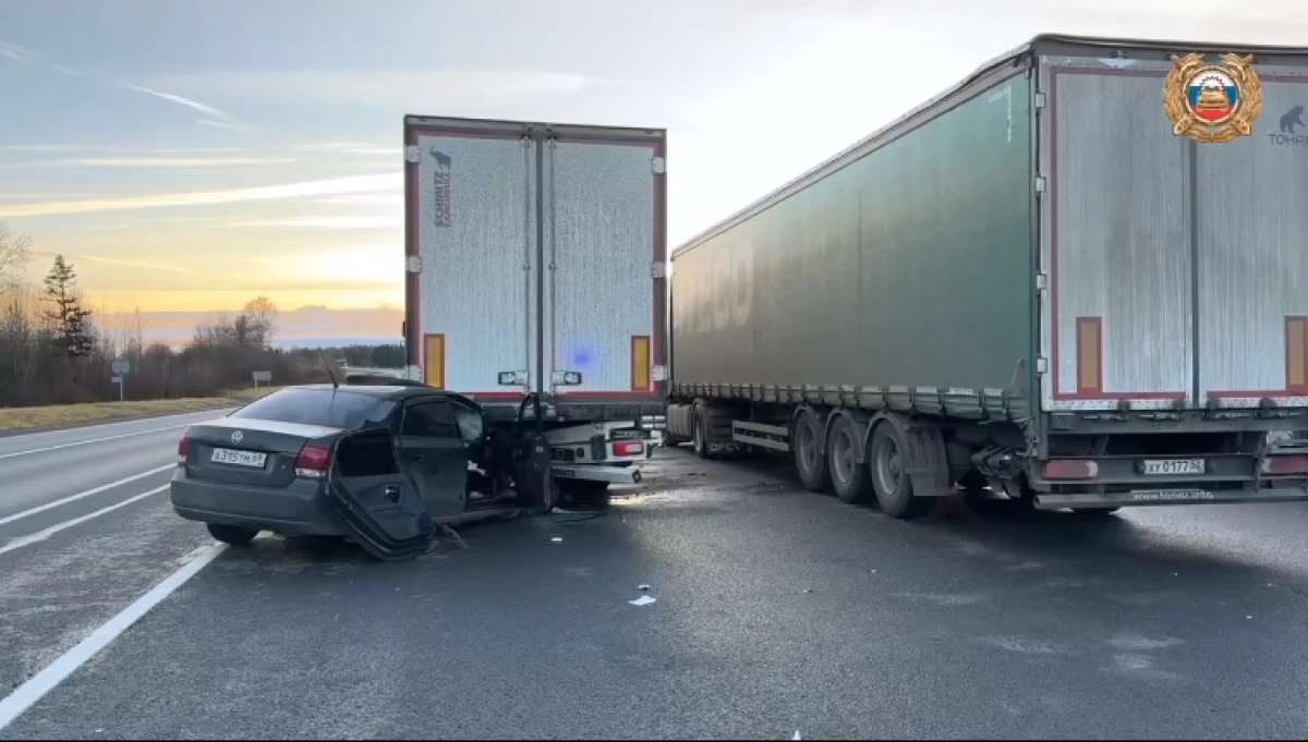 В Ярославском районе легковушка влетела под стоящую фуру