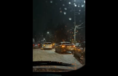 В Ярославле сообщают о массовых ДТП на обледеневшей после потопа улице