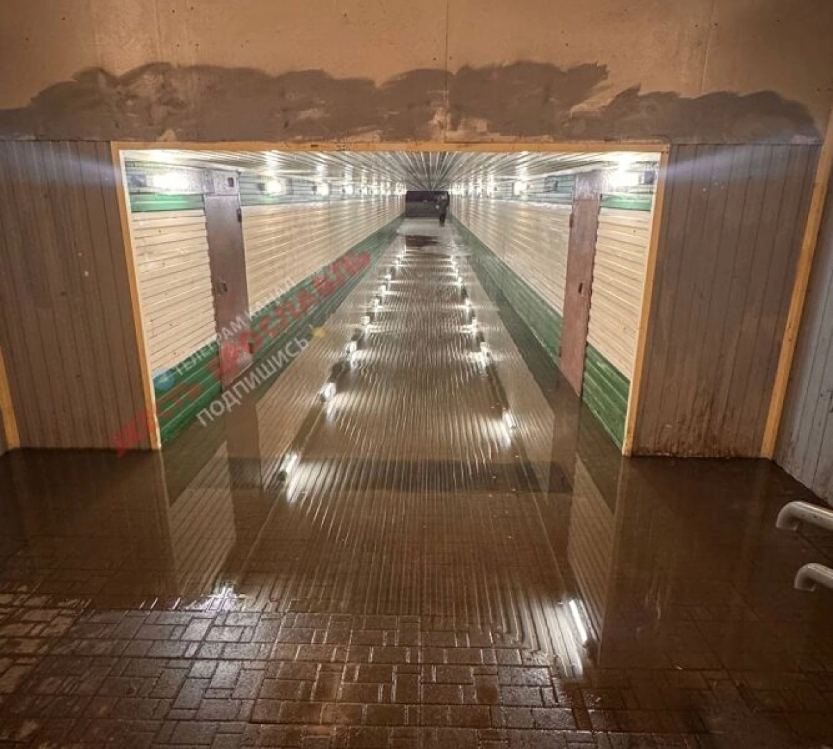 В центре Ярославля затопило подземный пешеходный переход В центре Ярославля затопило подземный пешеходный переход