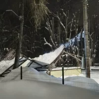 В ярославском райцентре под тяжестью снега обрушилась сцена в парке