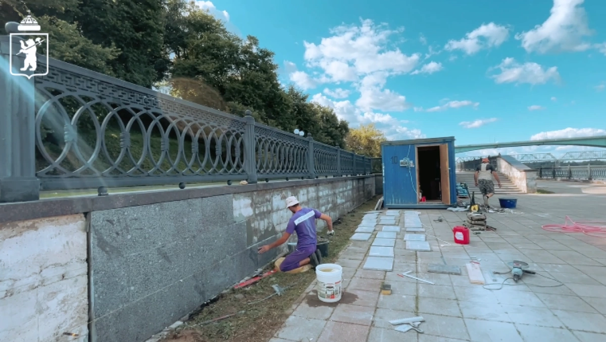 В Ярославле продолжат ремонт аварийного гранита на набережной