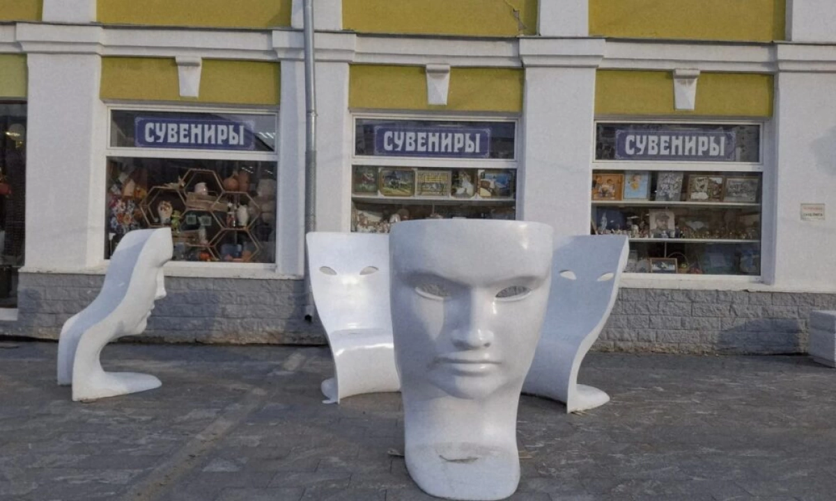 В Ярославле демонтировали кресла-маски на улице Депутатской