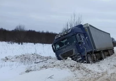 В Ярославской области сотрудники ДПС помогли освободить застрявшую в снегу фуру