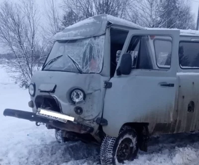 В Ярославской области &laquo;буханка&raquo; железнодорожников врезалась в опору ЛЭП