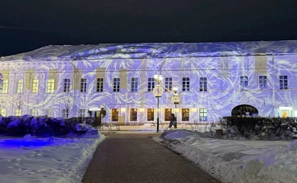 В Ярославле тестируют лазерную подсветку на улице Кирова