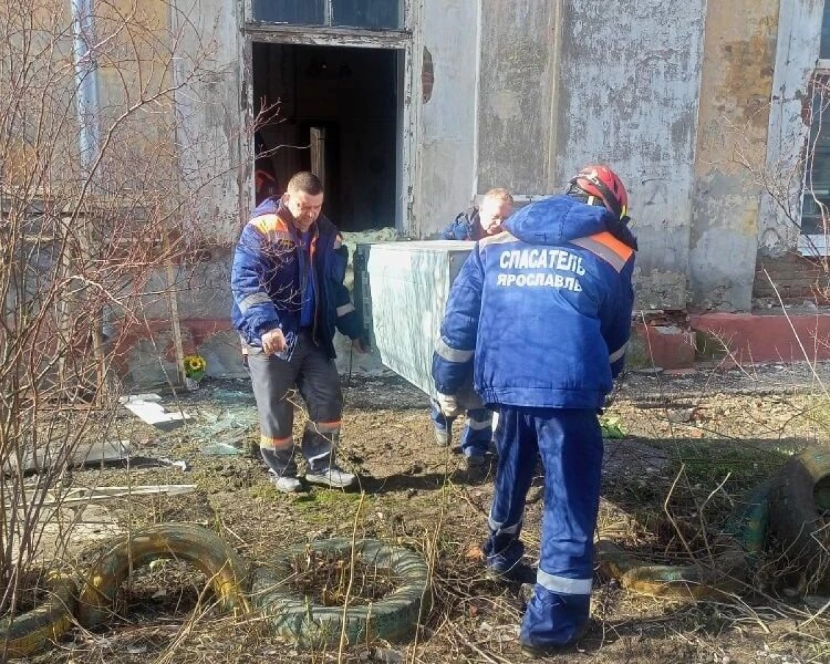 В Ярославле спасатели эвакуировали из сгоревшего дома уцелевшее имущество В Ярославле спасатели эвакуировали из сгоревшего дома уцелевшее имущество
