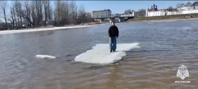 В Ярославле со льдины на середине Которосли сняли подростка