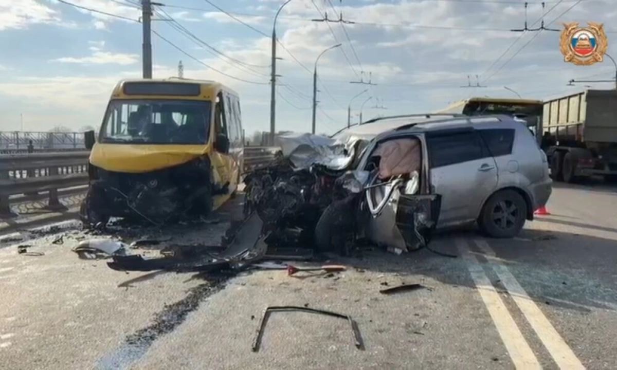 В ДТП с &laquo;Яавтобусом&raquo; на мосту у Моторного завода пострадали 11 человек