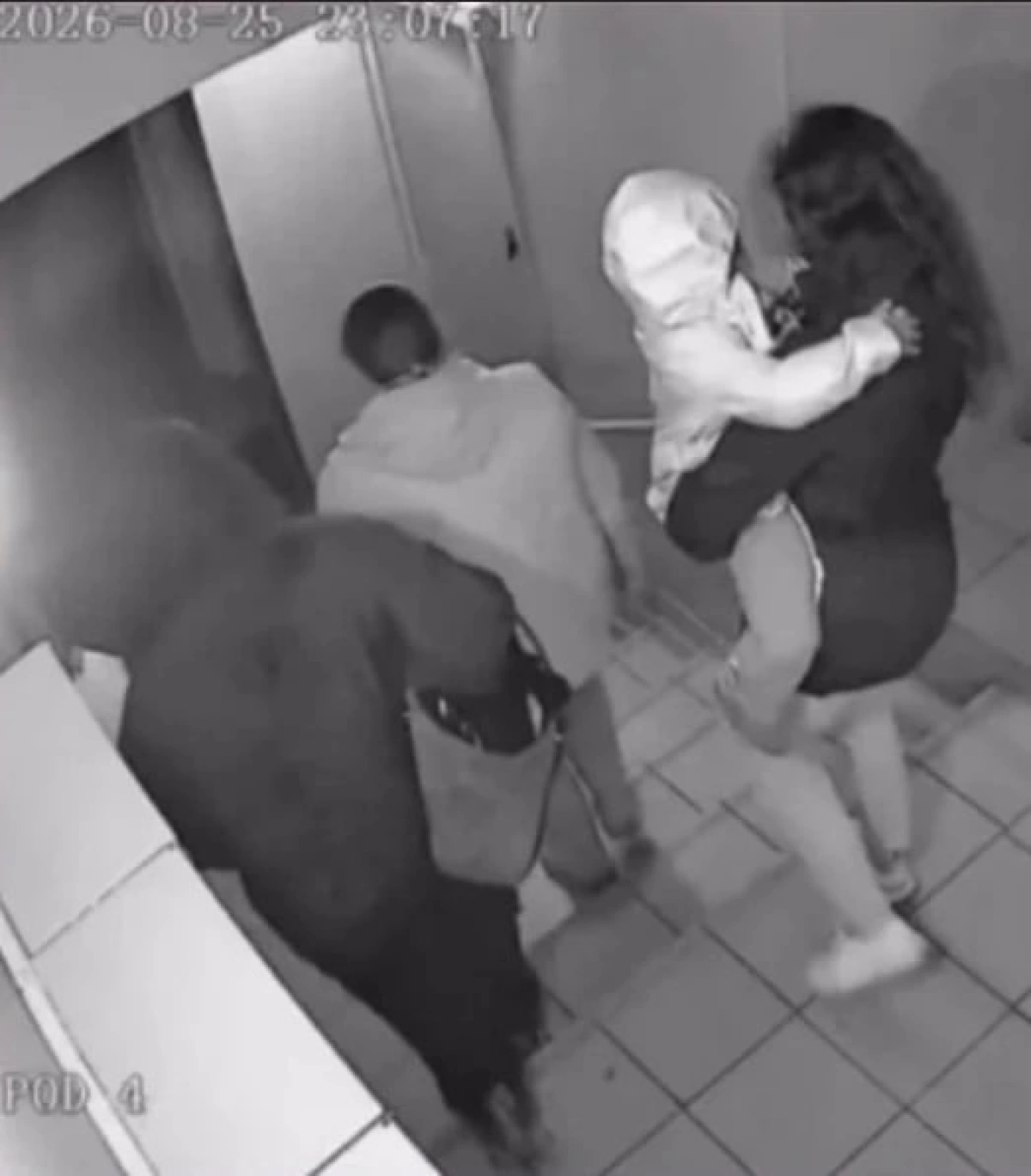 После шок-видео с избиением в подъезде у ярославны изъяли ребенка После шок-видео с избиением в подъезде у ярославны изъяли ребенка