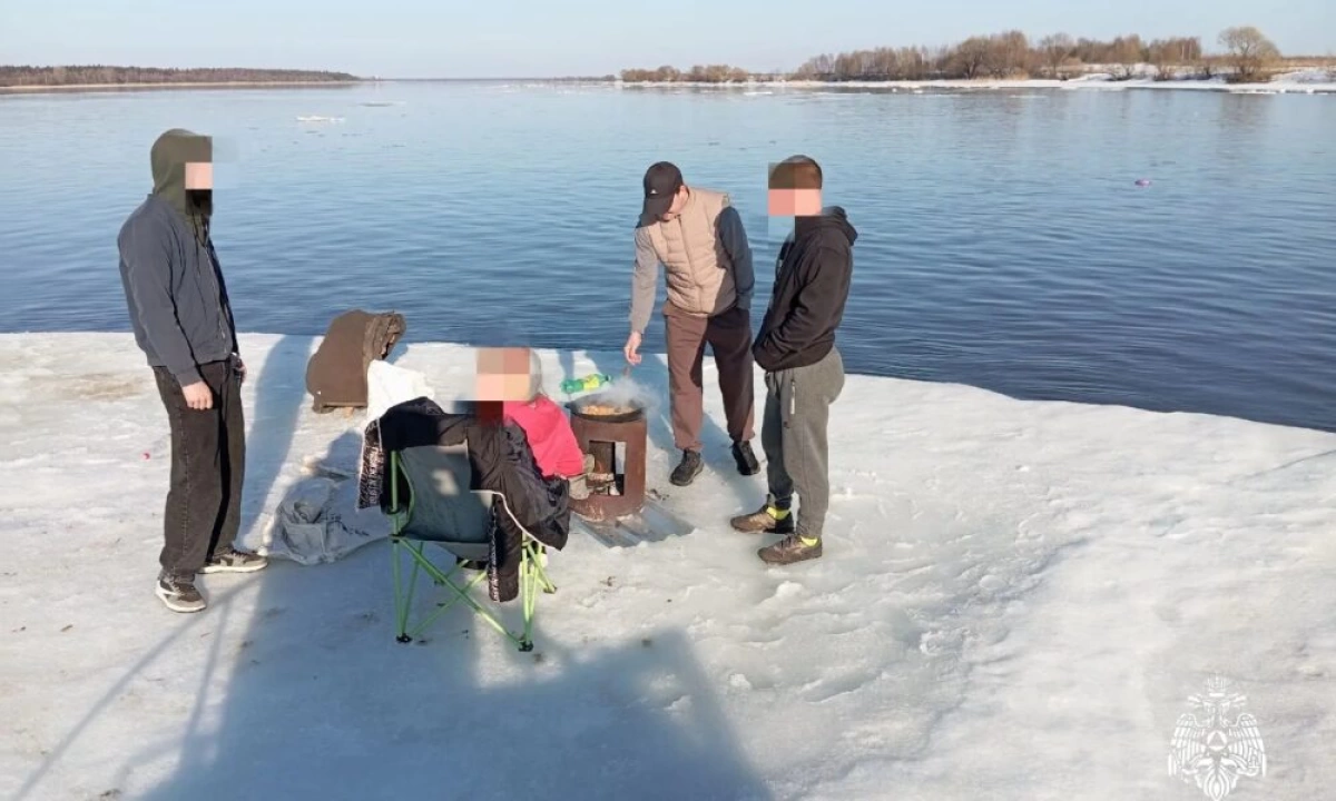 В Ярославле снятые с дрейфующей льдины экстремалы сбежали, не дождавшись полиции
