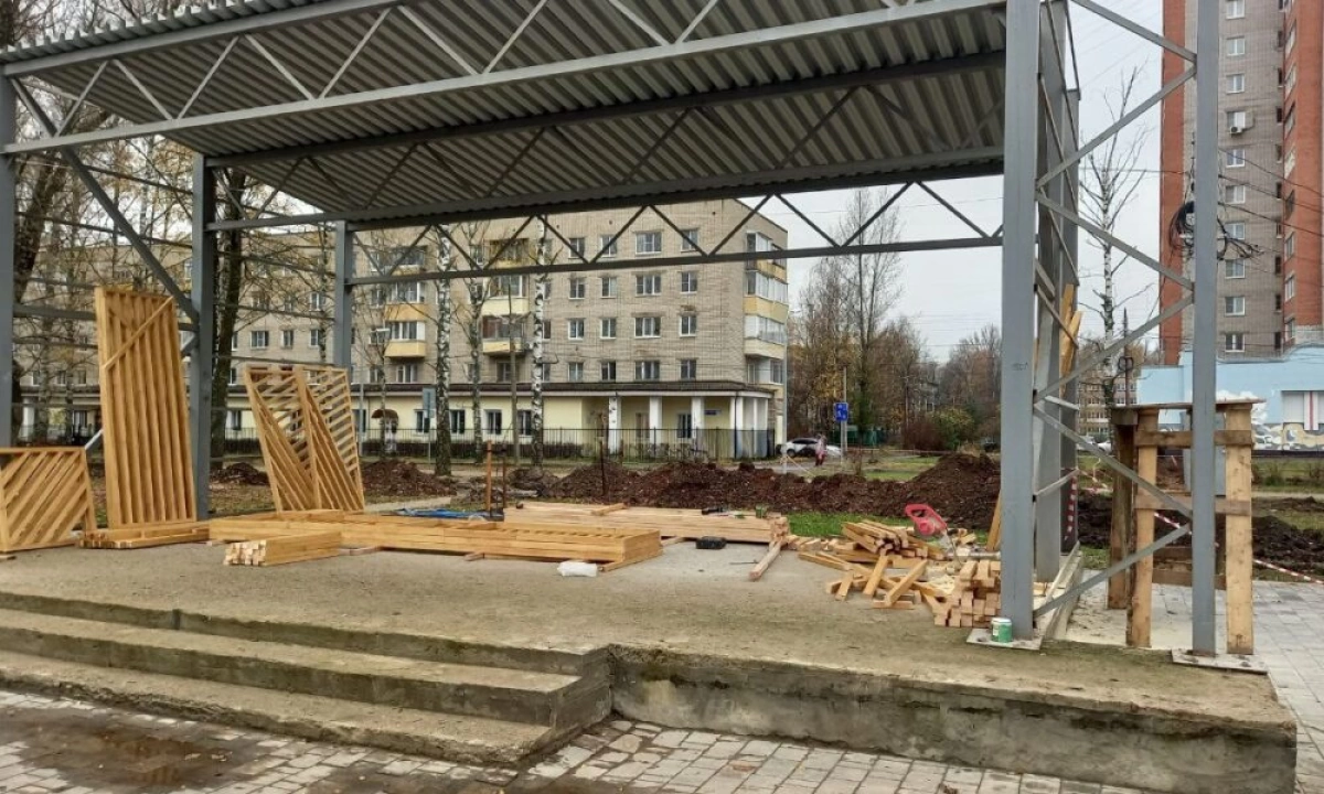 В ярославском парке 30-летия Победы монтируют «новую старую» сцену