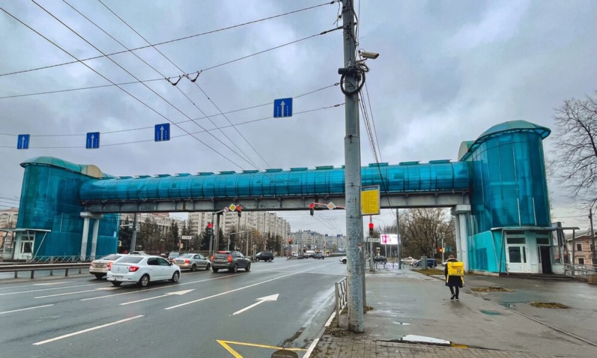 В Ярославле водитель отсудил почти 100 тысяч за упавший с надземного перехода снег В Ярославле водитель отсудил почти 100 тысяч за упавший с надземного перехода снег