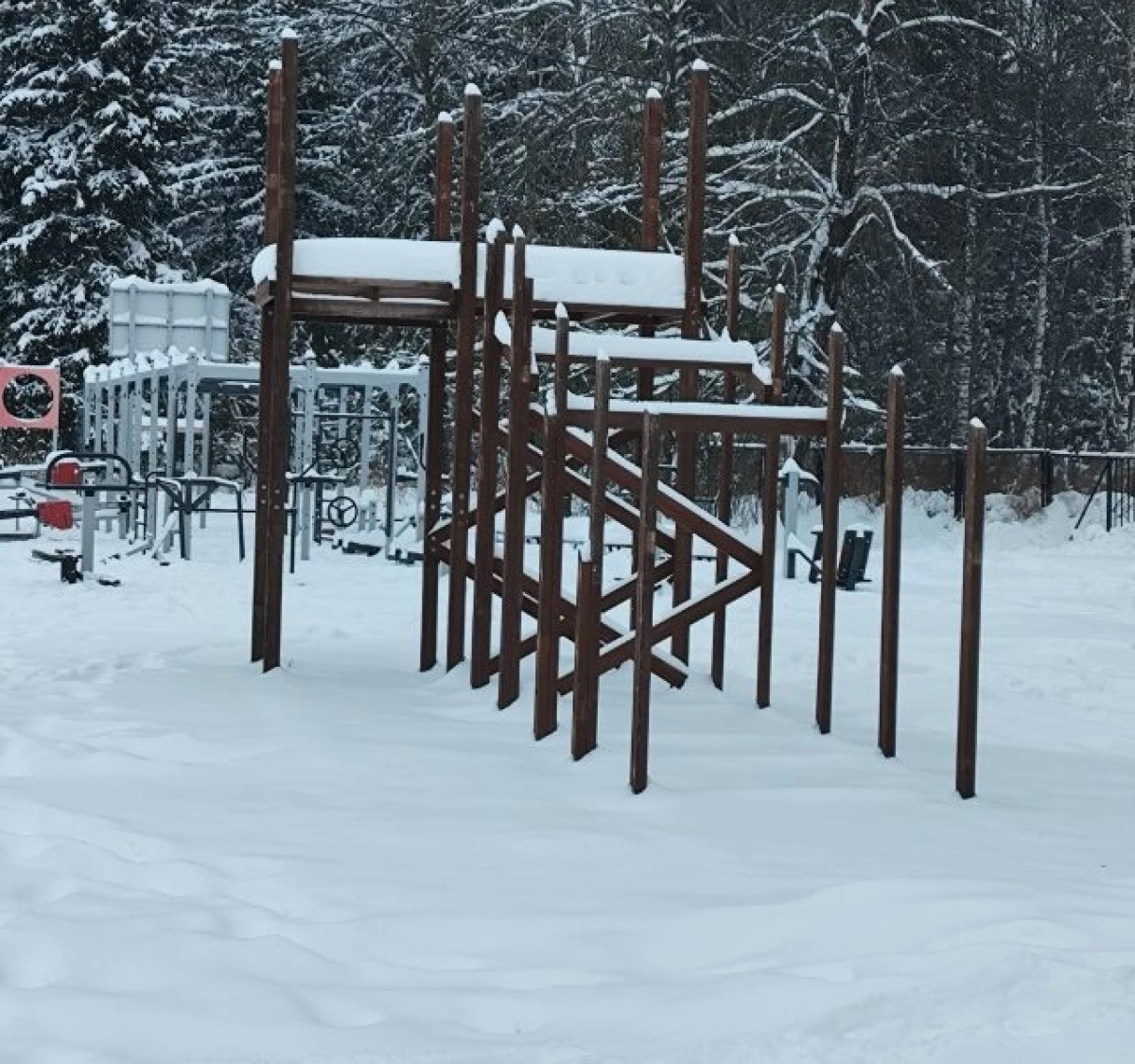 В Ярославской области демонтировали еще одну деревянную горку