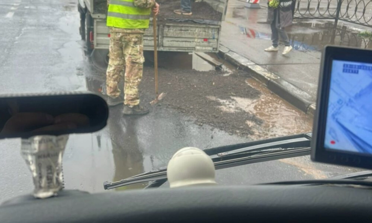 В Ярославле после жалобы водителя автобуса заделали ямы у остановки В Ярославле после жалобы водителя автобуса заделали ямы у остановки