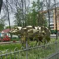 В Ярославле золотой медведь добрался до парка 30-летия Победы