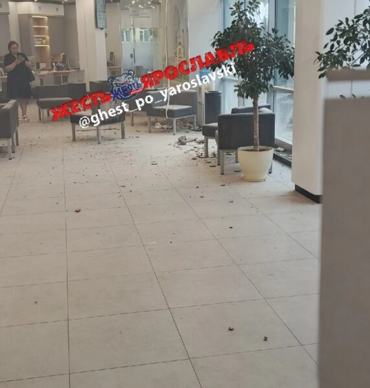В Ярославле в главном офисе Сбербанка произошло ЧП с эвакуацией В Ярославле в главном офисе Сбербанка произошло ЧП с эвакуацией