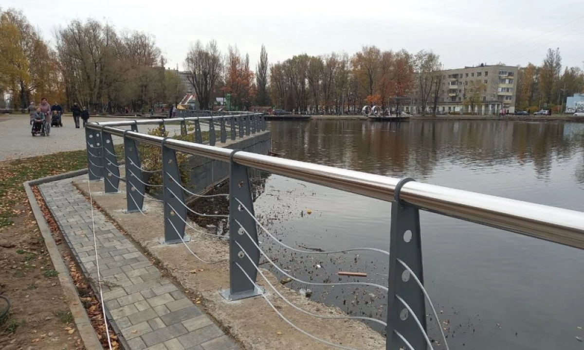 В Ярославле на «Очках» установили тросовое ограждение В Ярославле на «Очках» установили тросовое ограждение