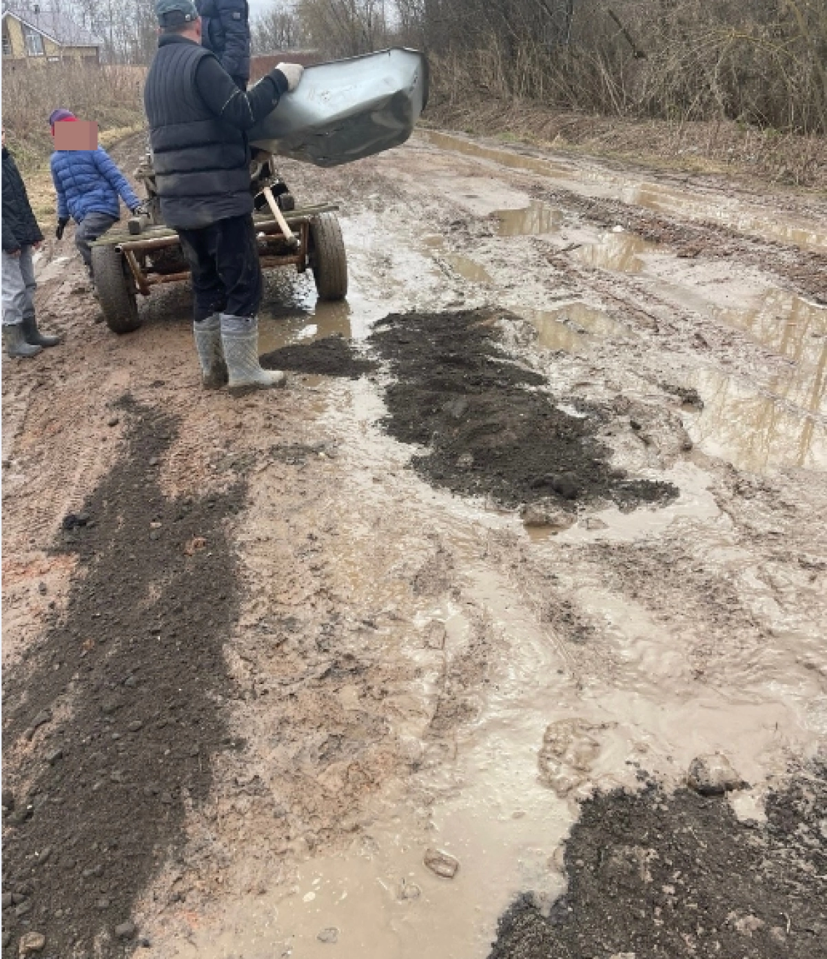 Под Ярославлем семья своими силами ремонтирует раскисшую дорогу
