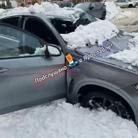 Ярославская прокуратура проверит сход снега на автомобиль с грудным ребенком