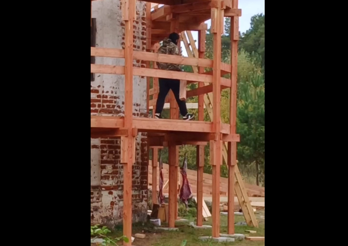 В Ярославской области жителей встревожили развешенные у храма туши баранов В Ярославской области жителей встревожили развешенные у храма туши баранов