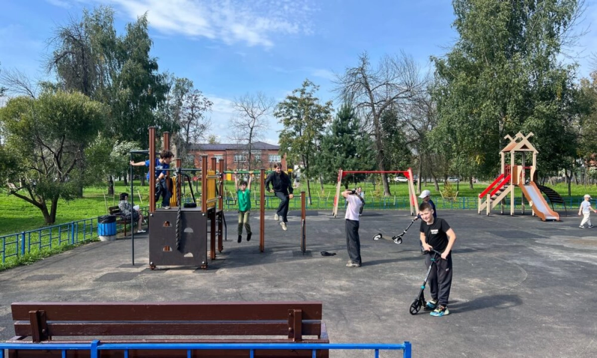 В Рабочем саду Ярославля открыли новую детскую площадку
