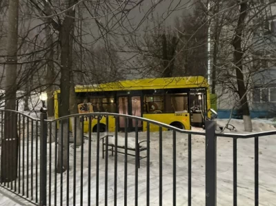 В Ярославле водитель автобуса в первый рабочий день снес забор
